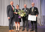 (c)Foto: Landwirtschaftliche Rentenbank: Das beigefügte Bild von der Verleihung des Gerd-Sonnleitner-Preises zeigt von links nach rechts: Joachim Rukwied (Präsident des DBV) mit der Preisträgerin Bettina Hueske, Gerd Sonnleitner (Ehrenpräsident des DBV) und Dr. Horst Reinhardt (Sprecher des Vorstands der Rentenbank) (c)Foto: Landwirtschaftliche Rentenbank: Das beigefügte Bild von der Verleihung des Gerd-Sonnleitner-Preises zeigt von links nach rechts: Joachim Rukwied (Präsident des DBV) mit der Preisträgerin Bettina Hueske, Gerd Sonnleitner (Ehrenpräsident des DBV) und Dr. Horst Reinhardt (Sprecher des Vorstands der Rentenbank)