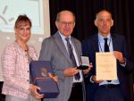 Foto (c): DGfZ; v.l.: Dr. Bettina Bongartz (DGfZ, Dr. Hans Ableiter, Prof. Dr. Jörn Bennewitz, Fachgebietsleiter für Tiergenetik und Züchtung der Universität Hohenheim Foto (c): DGfZ; v.l.: Dr. Bettina Bongartz (DGfZ, Dr. Hans Ableiter, Prof. Dr. Jörn Bennewitz, Fachgebietsleiter für Tiergenetik und Züchtung der Universität Hohenheim