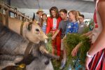Landwirtschaftsministerin Michaela Kaniber mit Schulklasse auf einem by. Erlebnis-Bauernhof Landwirtschaftsministerin Michaela Kaniber mit Schulklasse auf einem by. Erlebnis-Bauernhof