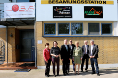 v.l.n.r.: Ursula Roth (MLR), Ministerialdirigentin Anne-Katrin Leukhardt, Präsident
- Hans-Benno Wichert, Karl-Friedrich Müller (BuS), Staatssekretärin Friedlinde Gurr-Hirsch (MdL), Dr. Gerhard Kuhn (MLR), Geschäftsführer Jörg Sauter